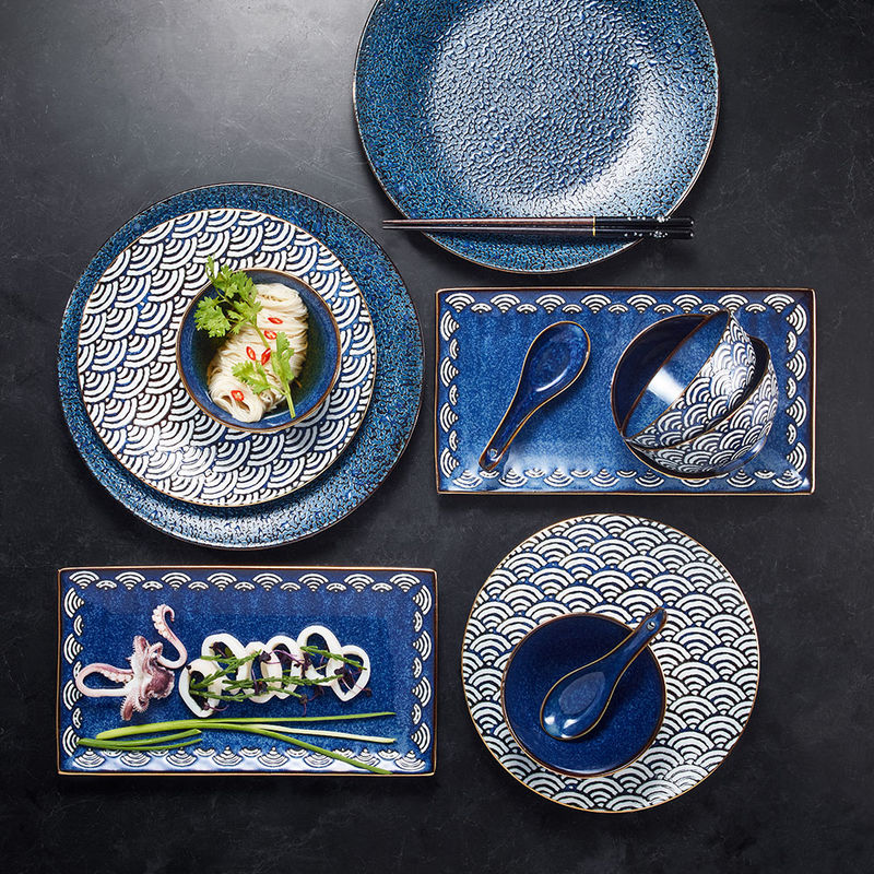 Asiatische Reis- und Salatschüsseln im traditionellen japanischen Seigaiha-Design Bild 2