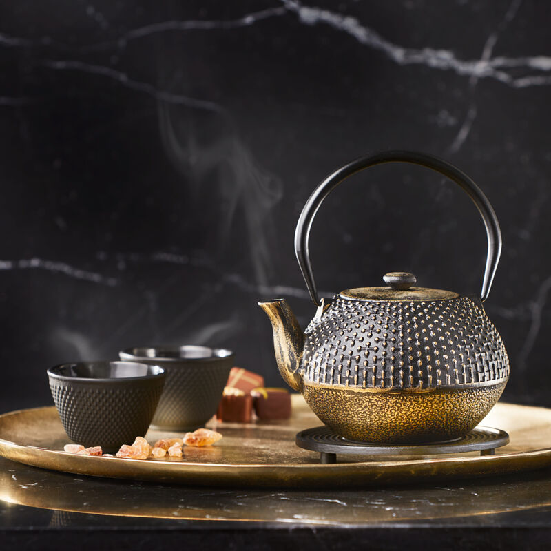 Japanische Teetradition: Gusseiserne Teekanne mit Untersetzer und integriertem Sieb Bild 2