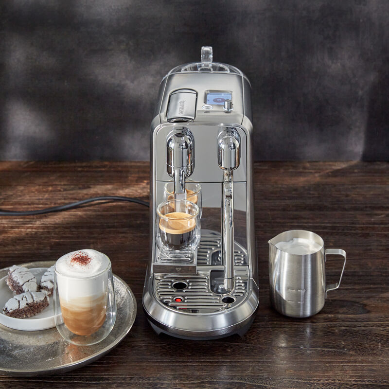 Kapselmaschine bereitet Kaffeespezialitäten mit samtigem Milchschaum Bild 2