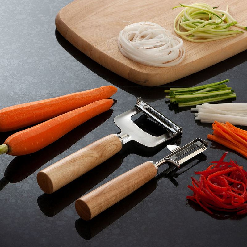 Julienneschneider fertigt für die feine Küche perfekte gleichmäßige Gemüsestifte Bild 2