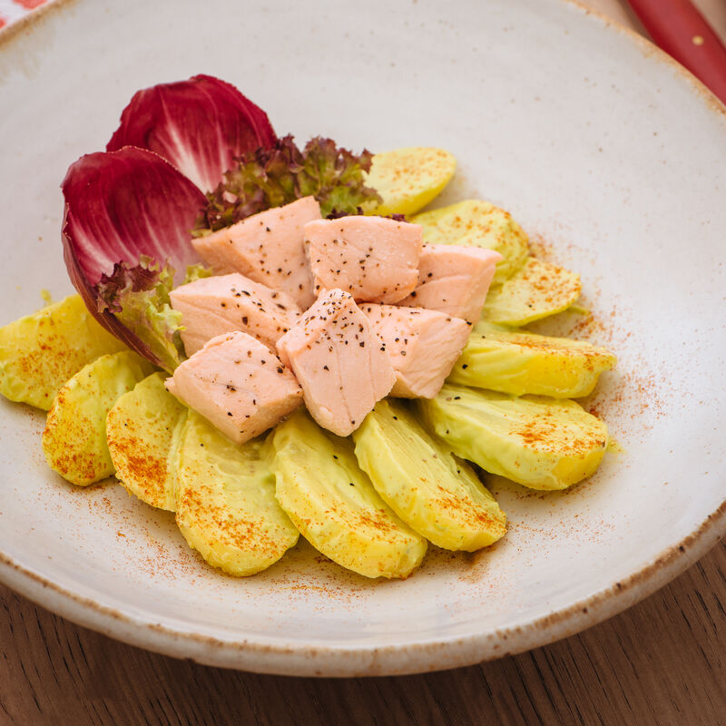 Avocado-Curry-Kartoffelsalat mit pochierten Lachswürfeln Rezept | Hagen ...