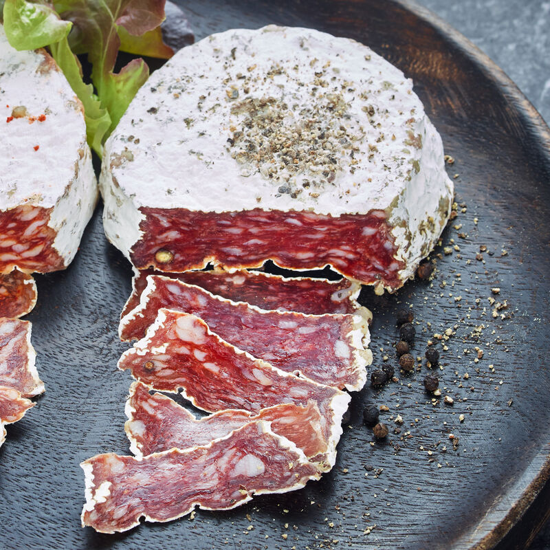Baskische Salami-Spezialität ohne Haut mit schwarzem Pfeffer, Wurst, Schwein