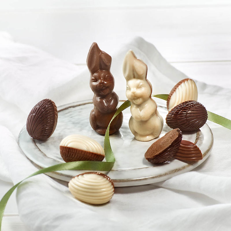 Dekorative Osterpralinen aus feinster Schokolade mit Nougat-Füllung