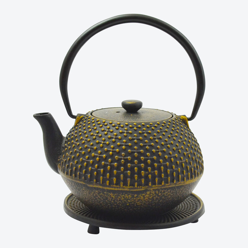 Japanische Teetradition: Gusseiserne Teekanne mit Untersetzer und integriertem Sieb
