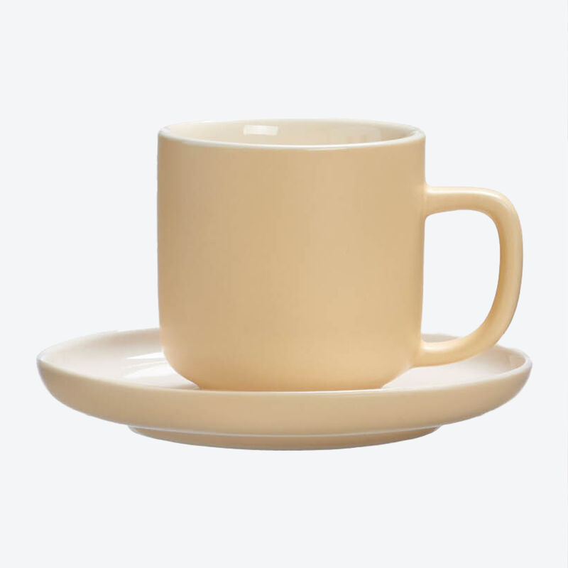 Kaffeetasse mit Untertasse in skandinavischem Design