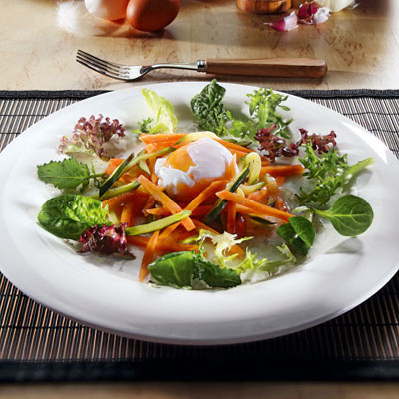 Pochiertes Ei auf Gemse-Salat-Bett