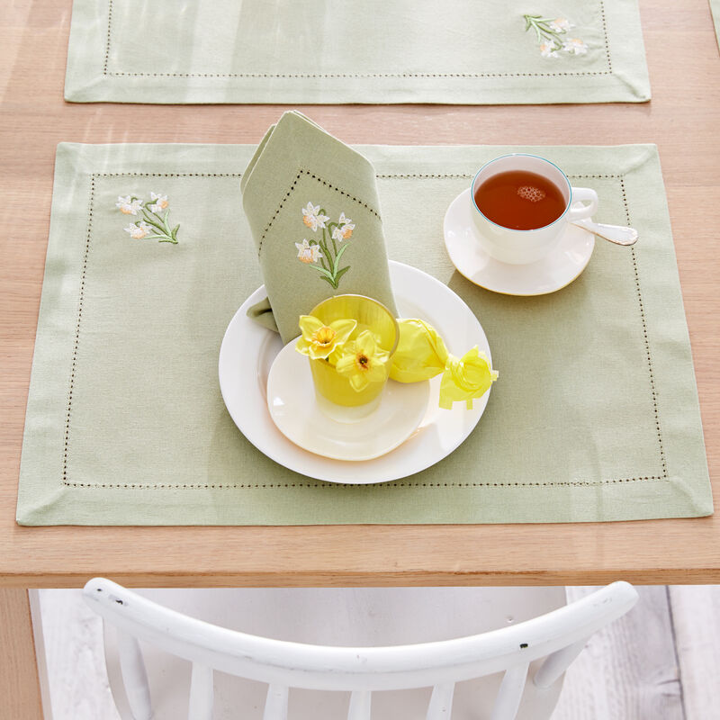 Tischsets: Aufwendig bestickte Narzissen-Tischwäsche bringt den Frühling ins Haus