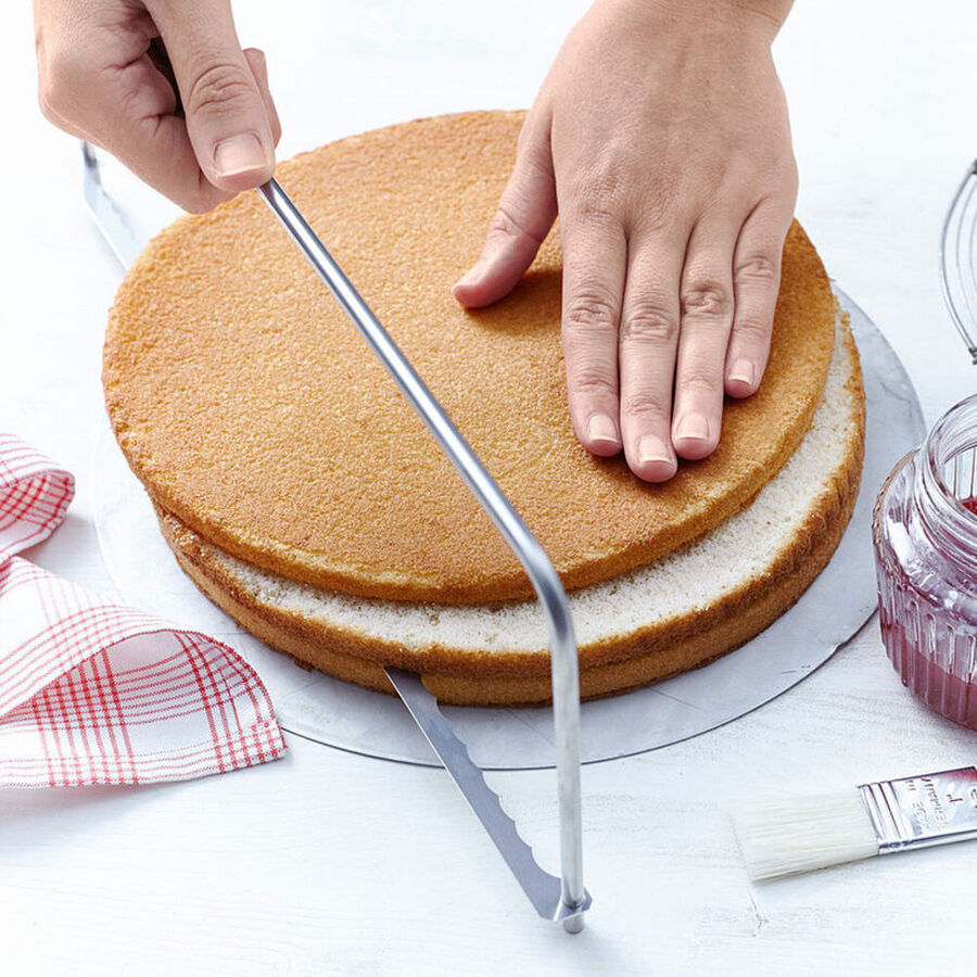 Tortensäge schneidet gleichmäßig feinste Biskuitböden - Hagen Grote