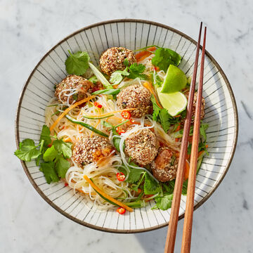 Produktbild fr 'Airfryer-Rezept: Sesam-Fleischbllchen mit buntem Glasnudelsalat'