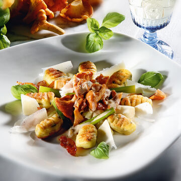 Produktbild fr 'Basilikum-Kartoffel-Gnocchi mit Pfifferlingen und Parmaschinken'