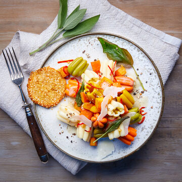 Produktbild fr 'Bunte Krbisnudeln mit Krbiswrfeln, Salbeibutter und Parmesan Crackern'