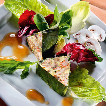 Produktbild fr 'Champignon-Flusskrebs-Terrine mit Champignonsauce auf Blattsalaten'