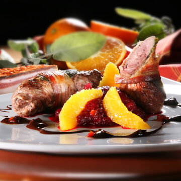 Produktbild fr 'Entenbrustrllchen in Pancetta mit Schokoladen-Chili-Sauce und Rote-Bete-Orangenpree'