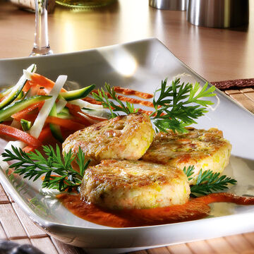 Produktbild fr 'Fischfrikadellen auf Gemse-Julienne mit Paprikasauce'