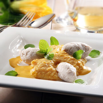 Produktbild fr 'Geflgelklsschen auf Krbispree mit Krbis-Curry-Sauce'