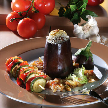Produktbild fr 'Gefllte Auberginenkegel mit Gemsespie und Pinienkernsauce'