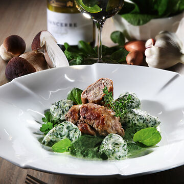 Produktbild fr 'Gefllte Kalbfleischrllchen mit Spinat-Ricotta-Klsschen auf Spinatcreme'