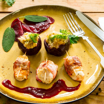 Produktbild fr 'Gefllte Rote Bete mit Seeteufel-Medaillons in Bacon'