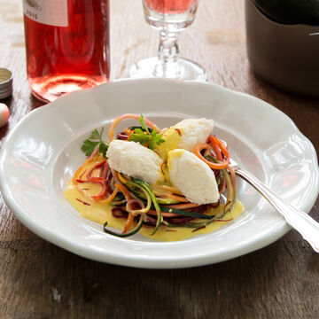 Produktbild fr 'Gemsespaghetti-Nester mit Fischklchen in Safransauce'