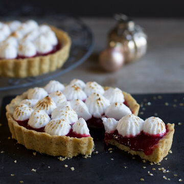 Produktbild fr 'Haselnuss-Johannisbeer-Tartelettes mit Marzipan und Schneehubchen'