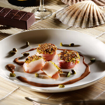 Produktbild fr 'Jakobsmuscheln in Parmaschinken mit Pistazienhubchen auf Schokoladenschaum'