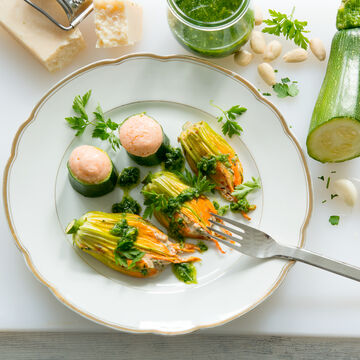 Produktbild fr 'Lachsmousse Zucchini-Rllchen, gefllte Zucchini-Blten und Petersilien-Mandel-Pesto'