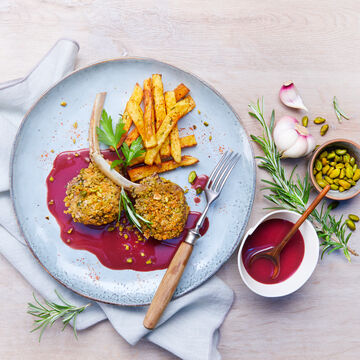 Produktbild fr 'Lammkoteletts unter Pistazienkruste mit Portweinsauce und Rosmarin-Ofen-Pommes-frites'