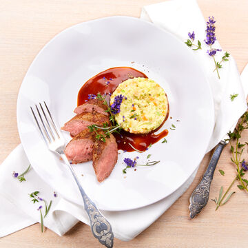 Produktbild fr 'Lammrcken auf Spitzkohlpree mit Lamm-Lavendelsauce'