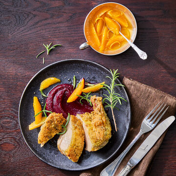 Produktbild fr 'Maishhnchenbrust in Parmesan-Rosmarinkruste auf Rote-Bete-Orangenpree'