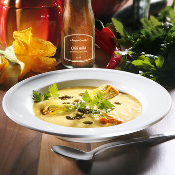 Produktbild fr 'Pikante Krbiscremesuppe mit gefllten Zucchiniblten und Koriander-Pesto'