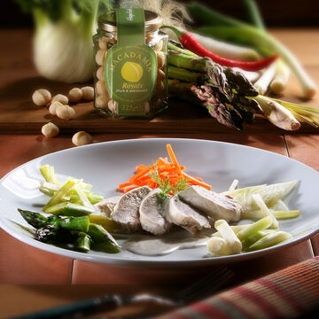 Produktbild fr 'Pochierte Pouladenbrust mit Kokos-Zitronengras-Sauce und Gemse-Julienne'