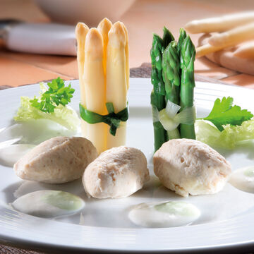 Produktbild fr 'Pochierte Poulardenklsschen mit Spargelbndeln auf Spargelcreme'