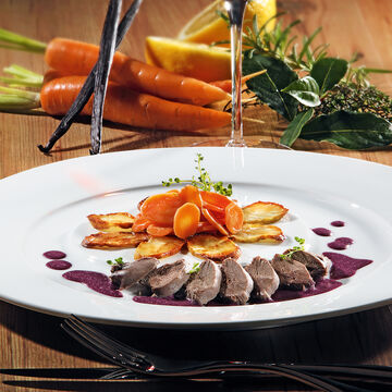 Produktbild fr 'Pochierte Taubenbrust, Topinambur-Chips und Vanille-Mhren auf Rotwein-Butter-Sauce'