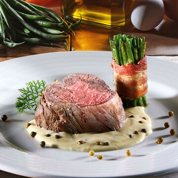 Produktbild fr 'Rosa pochiertes Aberdeen-Angus Filet mit Bacon-Bohnen und Sauce Mousseline'