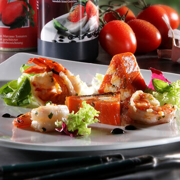 Produktbild fr 'San Marzano Tomaten Mozarella-Terrine mit Scampis und Balsamico Creme'