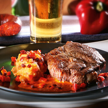 Produktbild fr 'Schweinesteak mit Skartoffelpree und Chorizo-Paprika-Sauce'