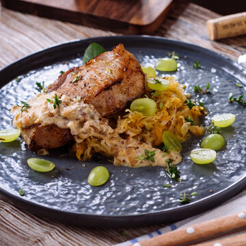 Produktbild fr 'Sous-vide Iberico Schweinerckensteak auf Riesling-Sauerkraut mit Senfrahmsauce'