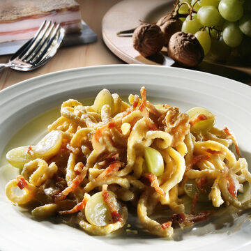 Produktbild fr 'Sptzle, Pancetta und Trauben mit Walnuss-Sauce'