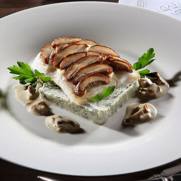 Produktbild fr 'Steinbutt mit Steinpilzhaube, Pilzrahmsauce und Petersilienwurzel-Blumenkohl-Pree'