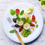   Gemüseblatt Zucchini Ziegenkäse Röllchen mit Avocado Pesto
