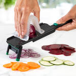 Produktbild fr 'Mandoline mit Fingerschutz - flach oder ausgeklappt nutzbar'