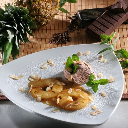 Produktbild fr 'Ananas in Kaffee-Rum-Sauce mit Minz-Schokoladeneis'