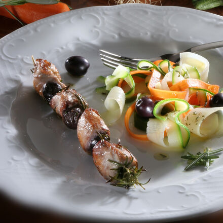 Produktbild fr 'Kaninchenspiesse mit Gemsenudeln und Senfsauce'