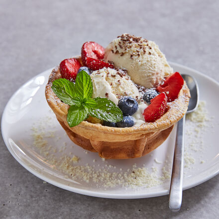 Produktbild fr 'Klassischer Waffelteig fr Waffelbecher mit Vanilleeiscreme und frischen Frchten'