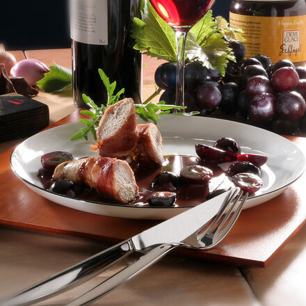 Produktbild fr 'Perlhuhnbrust im Speckmantel auf Trauben mit Schokoladen-Weinsauce'