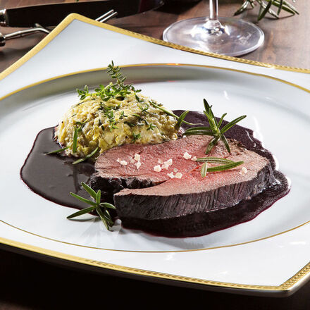 Produktbild fr 'Pochierte Milchlammkeule in Barolo mit Spitzkohlpree'