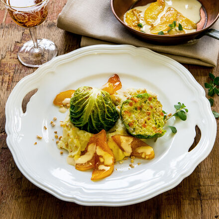 Produktbild fr 'Wirsingbllchen auf Mandel-Kartoffelschaum mit karamellisierten Apfelspalten'