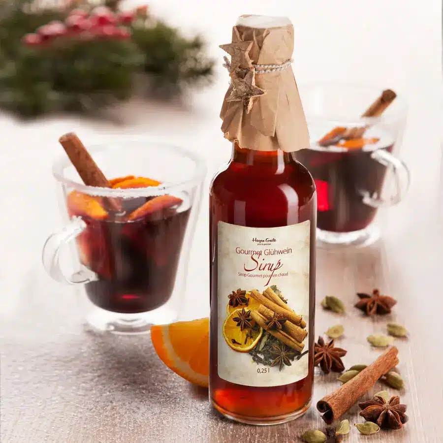 Gourmet-Gl&uuml;hwein-Sirup von Hagen Grote mit Gl&auml;sern, Zimt und Orange