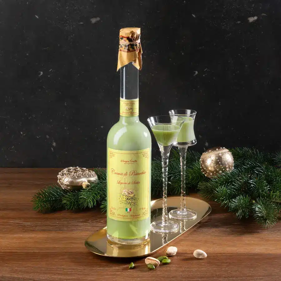 Pistazien-Cremelik&ouml;r aus Sizilien in Flasche und Gl&auml;sern &ndash; Weihnachtslik&ouml;r
