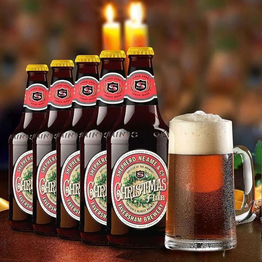 Christmas Ale Bierflaschen mit gef&uuml;lltem Glas &ndash; Weihnachtsbier-Spezialit&auml;t